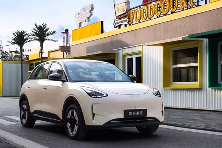 Chery QQ3 EV mở đặt trước từ ngày 7/2 và nhanh chóng thu hút 27.319 đơn chỉ trong ba giờ đầu tiên. Khách hàng có thể đặt cọc 99 nhân dân tệ (376.000 đồng), sẽ được quy đổi thành ưu đãi 999 nhân dân tệ khi xe chính thức mở bán. Giá bán chính thức chưa được công bố, song giới quan sát dự đoán QQ3 EV sẽ nằm trong khoảng 70.000 – 110.000 nhân dân tệ (khoảng 266 - 418 triệu đồng).