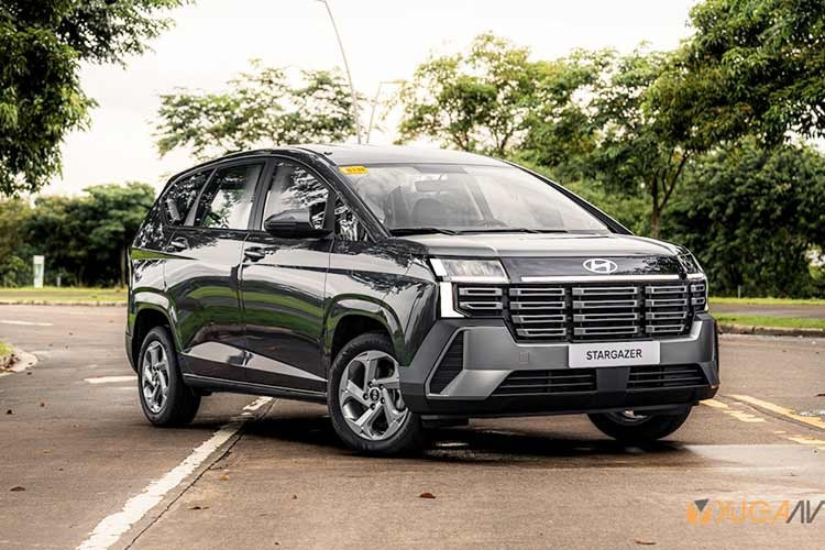 Phần đầu xe được làm mới mạnh tay với lưới tản nhiệt có kích thước lớn gần gấp đôi trước đây, mở rộng gần như toàn bộ bề ngang. Cụm đèn chiếu sáng cũng được làm mới khi đặt thấp hơn, nằm dưới logo thương hiệu và được kết nối bằng dải đèn LED, giúp đầu xe trông liền mạch. Cản trước xuất hiện nhiều mảng cắt xẻ, hốc gió lớn hơn, nhấn mạnh phong cách khỏe khoắn thay vì trung tính như trước.