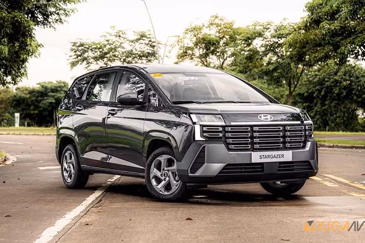 Phần đầu xe được làm mới mạnh tay với lưới tản nhiệt có kích thước lớn gần gấp đôi trước đây, mở rộng gần như toàn bộ bề ngang. Cụm đèn chiếu sáng cũng được làm mới khi đặt thấp hơn, nằm dưới logo thương hiệu và được kết nối bằng dải đèn LED, giúp đầu xe trông liền mạch. Cản trước xuất hiện nhiều mảng cắt xẻ, hốc gió lớn hơn, nhấn mạnh phong cách khỏe khoắn thay vì trung tính như trước.