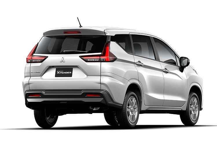 Hệ thống đèn chiếu sáng phía trước T-Shape kết hợp với dải đèn định vị LED sắc sảo, nối liền với thanh chrome mờ trên lưới tản nhiệt cho vẻ ngoài bề thế và hiện đại. Bộ ốp cản mới chạy liền mạch từ trước ra sau cùng bộ ốp sườn xe năng động và thể thao.