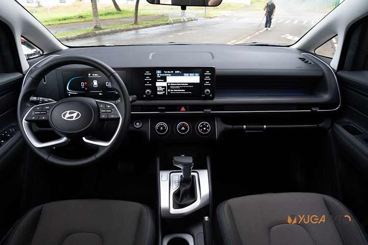 Bên trong, mẫu MPV cỡ nhỏ này cũng được cải tiến về mặt thiết kế và trang bị. Điều này được thể hiện rõ nhất qua màn hình kép mới, tích hợp bảng đồng hồ kỹ thuật số và màn hình thông tin giải trí, vừa hiện đại vừa gọn gàng hơn. Táp-lô được thiết kế lại với các khe gió điều hòa hẹp hơn, không còn trang trí dạng ống.