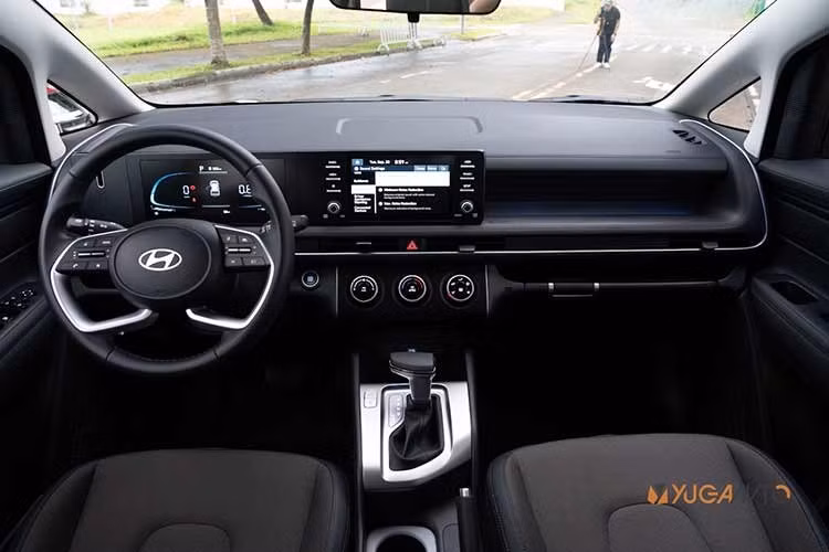 Bên trong, mẫu MPV cỡ nhỏ này cũng được cải tiến về mặt thiết kế và trang bị. Điều này được thể hiện rõ nhất qua màn hình kép mới, tích hợp bảng đồng hồ kỹ thuật số và màn hình thông tin giải trí, vừa hiện đại vừa gọn gàng hơn. Táp-lô được thiết kế lại với các khe gió điều hòa hẹp hơn, không còn trang trí dạng ống.