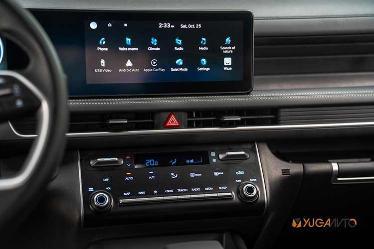 Nội thất của Hyundai Stargazer 2026 đi kèm cấu hình 3 hàng ghế tiêu chuẩn. Tùy theo phiên bản, xe sẽ dùng băng ghế dài gập 60:40 hoặc 2 ghế thương gia ở hàng ghế giữa. Trong khi đó, hàng ghế ba có thể gập theo tỷ lệ 50:50. Dung tích khoang hành lý là 185 lít tiêu chuẩn hoặc 585 lít khi gập hàng ghế thứ ba.