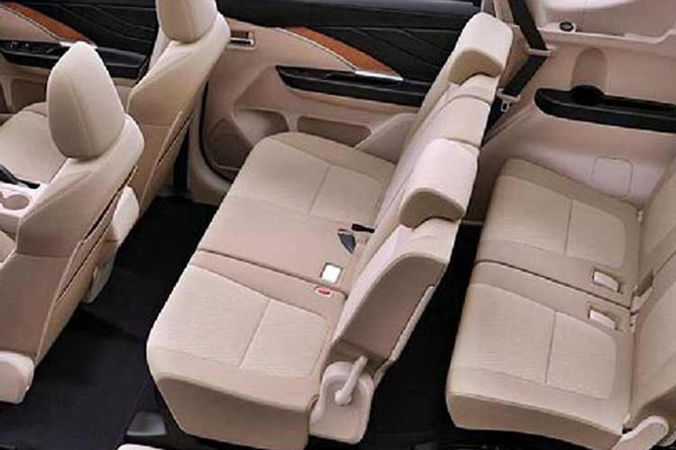 Hệ thống màn hình giải trí trung tâm hỗ trợ Apple CarPlay và Android Auto có dây, mang đến khả năng kết nối tiện lợi và trải nghiệm liền mạch trong suốt hành trình. Ghế ngồi bọc nỉ cao cấp mềm mại và thoáng khí hơn. Hàng ghế thứ hai được bổ sung đủ 3 tựa đầu và bệ tỳ tay trung tâm tích hợp khay để ly, mang lại sự thư giãn ở mọi vị trí ngồi.