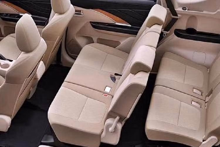 Hệ thống màn hình giải trí trung tâm hỗ trợ Apple CarPlay và Android Auto có dây, mang đến khả năng kết nối tiện lợi và trải nghiệm liền mạch trong suốt hành trình. Ghế ngồi bọc nỉ cao cấp mềm mại và thoáng khí hơn. Hàng ghế thứ hai được bổ sung đủ 3 tựa đầu và bệ tỳ tay trung tâm tích hợp khay để ly, mang lại sự thư giãn ở mọi vị trí ngồi.