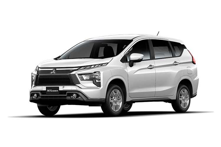 Mitsubishi Xpander MT 2026 mới thay đổi ngoại thất toàn diện, mang đến vẻ ngoài năng động đậm chất Crossover tương tự phiên bản AT Premium. Phần đầu xe sở hữu ngôn ngữ thiết kế Dynamic Shield đặc trưng với hai thanh mạ chrome chữ X bản lớn và cản trước mới sắc nét, tăng cảm giác vững chãi và ổn định khi quan sát từ phía trước.
