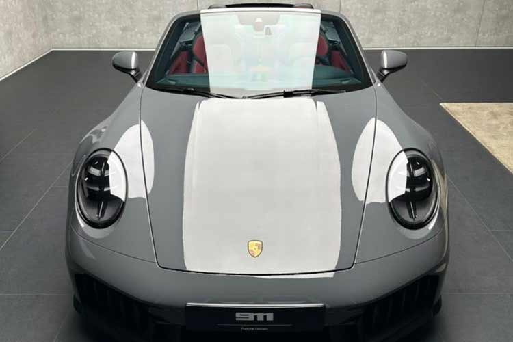 Về khung gầm, xe được trang bị hệ thống đánh lái bánh sau tiêu chuẩn, trong khi hệ thống chống lật chủ động PDCC được tích hợp vào hệ thống điện áp cao để tăng độ chính xác và khả năng kiểm soát. Hệ thống treo thể thao với giảm chấn biến thiên giúp xe thấp hơn 10 mm so với các phiên bản tiêu chuẩn.