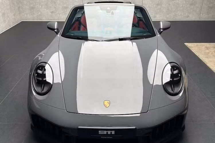 Về khung gầm, xe được trang bị hệ thống đánh lái bánh sau tiêu chuẩn, trong khi hệ thống chống lật chủ động PDCC được tích hợp vào hệ thống điện áp cao để tăng độ chính xác và khả năng kiểm soát. Hệ thống treo thể thao với giảm chấn biến thiên giúp xe thấp hơn 10 mm so với các phiên bản tiêu chuẩn.