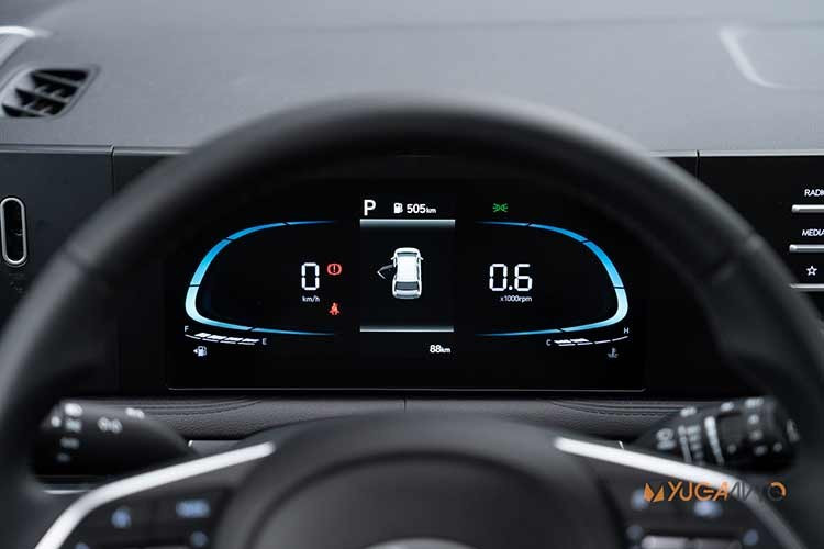 Trên Stargazer 2026, cụm màn hình kép liền khối kích thước 10,25 inch, cần số đặt sau vô-lăng kích thước lớn cùng các nút điều khiển dạng vạn đã được đưa vào sử dụng, thay thế hoàn toàn bố cục cũ. Riêng phiên bản Stargazer X còn được bổ sung tính năng làm mát cho ghế lái, nâng cao trải nghiệm người dùng.