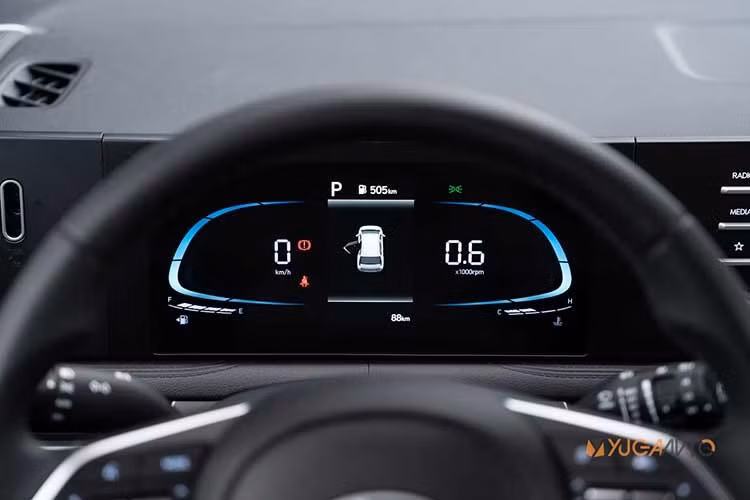 Trên Stargazer 2026, cụm màn hình kép liền khối kích thước 10,25 inch, cần số đặt sau vô-lăng kích thước lớn cùng các nút điều khiển dạng vạn đã được đưa vào sử dụng, thay thế hoàn toàn bố cục cũ. Riêng phiên bản Stargazer X còn được bổ sung tính năng làm mát cho ghế lái, nâng cao trải nghiệm người dùng.