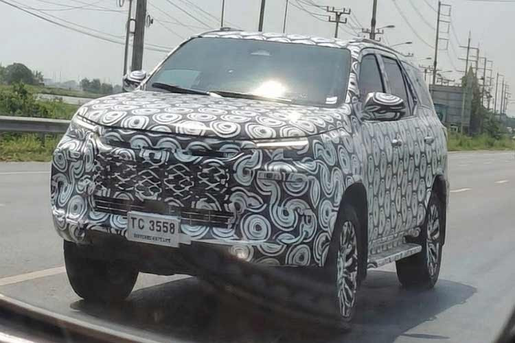 Sau khi ra mắt thế hệ mới của dòng xe bán tải Hilux vào năm ngoái, Toyota hiện đang tích cực chuẩn bị cho sự xuất hiện của Fortuner thế hệ tiếp theo. Mẫu SUV biểu tượng này vừa bị bắt gặp khi đang chạy thử nghiệm tại Thái Lan trong tình trạng ngụy trang kín mít.