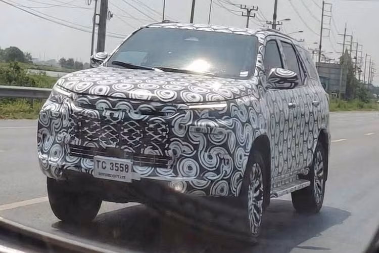 Sau khi ra mắt thế hệ mới của dòng xe bán tải Hilux vào năm ngoái, Toyota hiện đang tích cực chuẩn bị cho sự xuất hiện của Fortuner thế hệ tiếp theo. Mẫu SUV biểu tượng này vừa bị bắt gặp khi đang chạy thử nghiệm tại Thái Lan trong tình trạng ngụy trang kín mít.