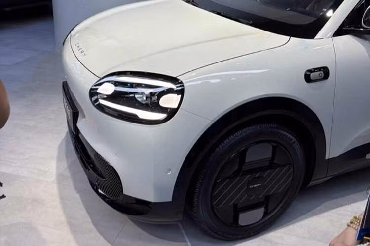 Từ năm 2021, Chery bắt đầu tái khởi động thương hiệu phụ QQ bằng các mẫu EV đô thị như QQ Ice Cream hay QQ Domi. Tuy nhiên, đến năm 2026, hãng mới thực sự “đánh lớn” khi đưa tên gọi QQ3 trở lại, lần này dưới dạng hatchback điện cỡ nhỏ hoàn toàn mới.