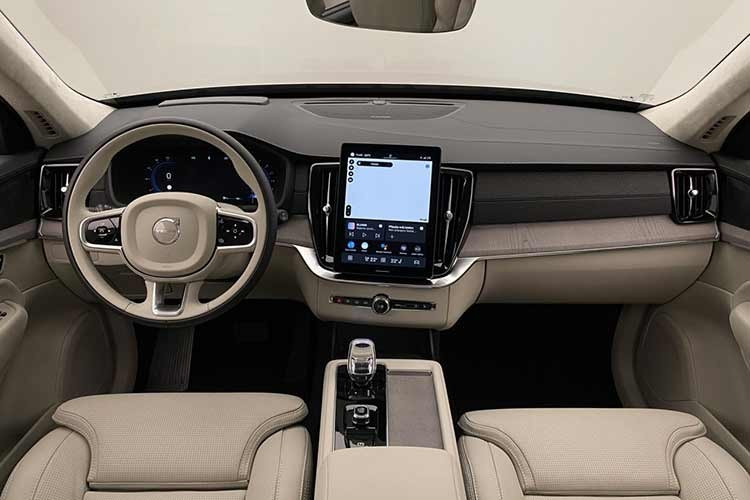 Bước vào bên trong, người dùng sẽ ngay lập tức ấn tượng với những tinh chỉnh về công nghệ hiển thị. Màn hình cảm ứng trung tâm đặt dọc được nới rộng kích thước từ 9 inch lên 11,2 inch, đồng thời mật độ điểm ảnh cũng tăng thêm 21%, mang lại độ sắc nét vượt trội.