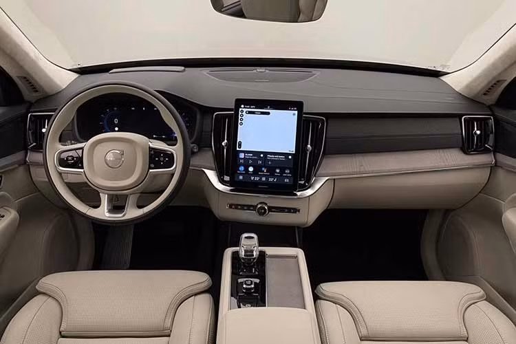 Bước vào bên trong, người dùng sẽ ngay lập tức ấn tượng với những tinh chỉnh về công nghệ hiển thị. Màn hình cảm ứng trung tâm đặt dọc được nới rộng kích thước từ 9 inch lên 11,2 inch, đồng thời mật độ điểm ảnh cũng tăng thêm 21%, mang lại độ sắc nét vượt trội.