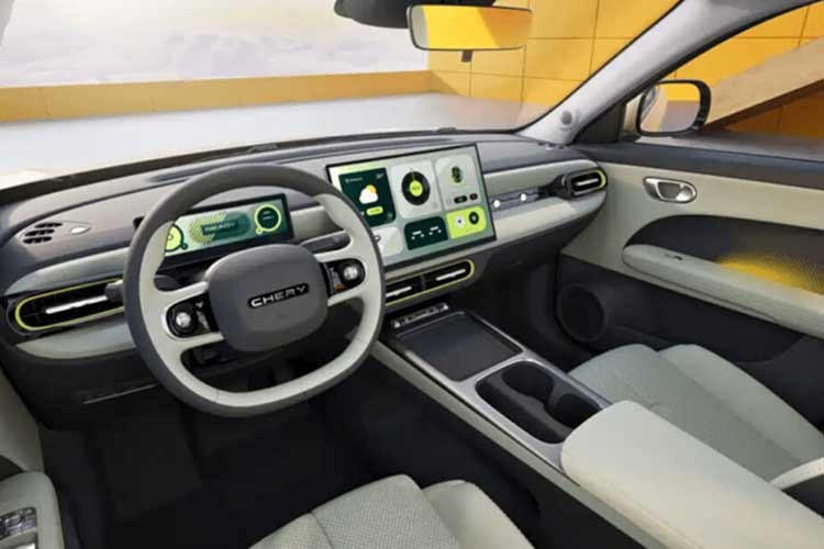 Khoang cabin là điểm nhấn đáng chú ý khi QQ3 EV được trang bị màn hình cảm ứng nổi kích thước lớn 15,6 inch, kết hợp cụm đồng hồ LCD. Cần số bố trí sau vô lăng hai chấu, trong khi khu vực trung tâm vẫn giữ lại các phím điều khiển vật lý, sạc điện thoại không dây và hộc để cốc.