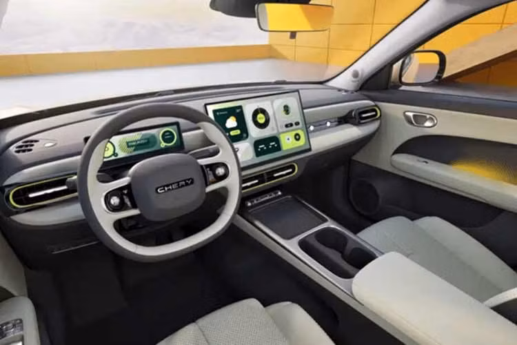 Khoang cabin là điểm nhấn đáng chú ý khi QQ3 EV được trang bị màn hình cảm ứng nổi kích thước lớn 15,6 inch, kết hợp cụm đồng hồ LCD. Cần số bố trí sau vô lăng hai chấu, trong khi khu vực trung tâm vẫn giữ lại các phím điều khiển vật lý, sạc điện thoại không dây và hộc để cốc.