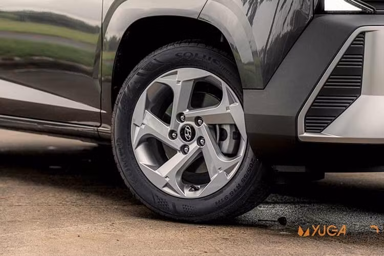 Phía sau, cửa hậu được tinh chỉnh với các mảng dập nổi và đường nét trang trí mới. Dòng chữ tên xe không còn đặt tại vị trí tay nắm cốp mà được di chuyển lên cao hơn, tạo điểm nhấn khác biệt. Cản sau cũng được làm lớn và nhô ra nhiều hơn, khiến tổng thể phần đuôi xe mang lại cảm giác lạ mắt. Mâm xe dạng hợp kim 5 chấu thiết kế cách điệu.