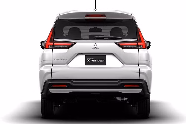 Mâm xe hợp kim 16-inch màu bạc thiết kế dạng đa chấu mới. Điểm nhấn ở đuôi xe là cụm đèn hậu dạng T-Shape đặc trưng đồng bộ với thiết kế đèn ban ngày phía trước, dễ dàng nhận diện ở mọi góc nhìn.