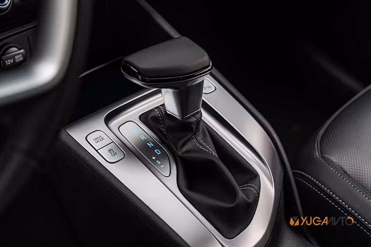 Ngoài ra, xe còn có hệ thống hỗ trợ bám làn đường, cảnh báo va chạm khi lùi, hệ thống kiểm soát hành trình thích ứng, cảnh báo mở cửa an toàn, hỗ trợ đèn pha/cốt tự động, cảnh báo mất tập trung và cảnh báo xe phía trước khởi hành.