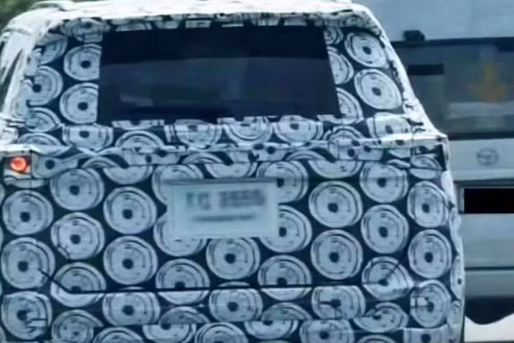 Thiết kế xe mang nhiều nét tương đồng với Hilux mới khi sở hữu lưới tản nhiệt lớn thẳng đứng, mang lại vẻ hầm hố và góc cạnh. Cụm đèn chiếu sáng LED được thiết kế sắc sảo hơn, tạo điểm nhấn hiện đại cho phần mặt trước. Phía sau, chiếc SUV lộ diện với cụm đèn hậu LED thanh mảnh dạng bao quanh, có khả năng được kết nối bởi một dải đèn LED kéo dài theo xu hướng thiết kế mới.