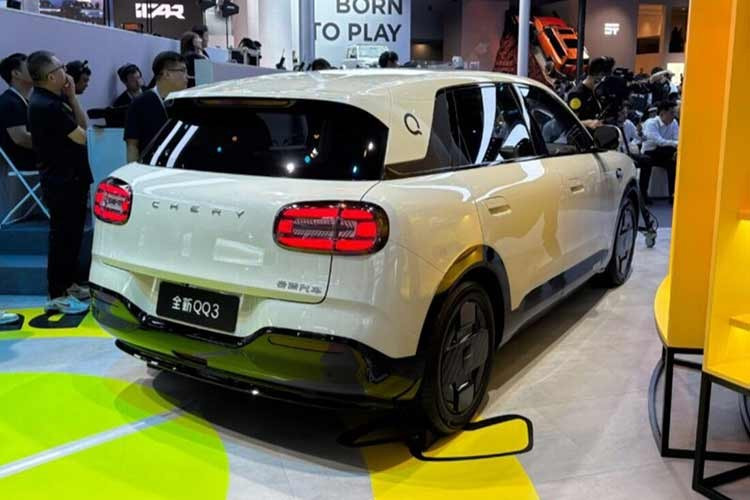 Tại Trung Quốc, cái tên Chery QQ từng là “chiếc xe quốc dân” trong giai đoạn đầu thập niên 2000. Ra mắt lần đầu năm 2003, QQ nhanh chóng trở thành một trong những mẫu xe sản xuất đại trà thành công nhất của hãng xe đặt trụ sở tại Vũ Hồ. Trong vòng một thập kỷ, hơn một triệu xe QQ đã được xuất xưởng, phát triển thành một dòng sản phẩm riêng biệt với các phiên bản QQ3, QQ6 và QQme.