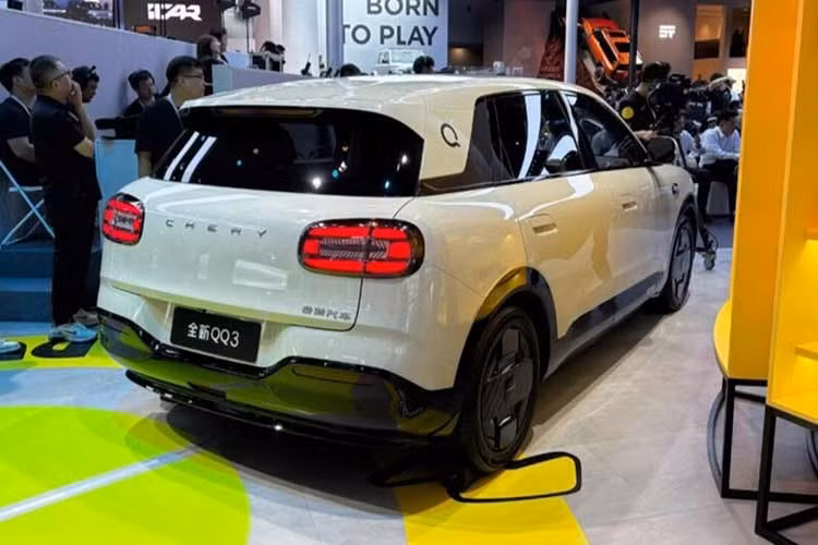 Tại Trung Quốc, cái tên Chery QQ từng là “chiếc xe quốc dân” trong giai đoạn đầu thập niên 2000. Ra mắt lần đầu năm 2003, QQ nhanh chóng trở thành một trong những mẫu xe sản xuất đại trà thành công nhất của hãng xe đặt trụ sở tại Vũ Hồ. Trong vòng một thập kỷ, hơn một triệu xe QQ đã được xuất xưởng, phát triển thành một dòng sản phẩm riêng biệt với các phiên bản QQ3, QQ6 và QQme.