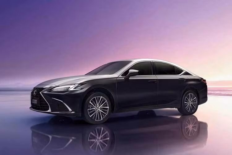Lexus cho biết thiết kế tương phản rõ nét giữa phần thân trên và thân dưới xe lấy cảm hứng từ ánh trăng phản chiếu trên sông và biển. Cụ thể hơn, Lexus đã phủ tông màu lên nắp ca-pô, nóc, các cột và cốp sau của ES 200 Moon Shadow 2026. Toàn bộ phần bên dưới lại được sơn màu đen tương phản.