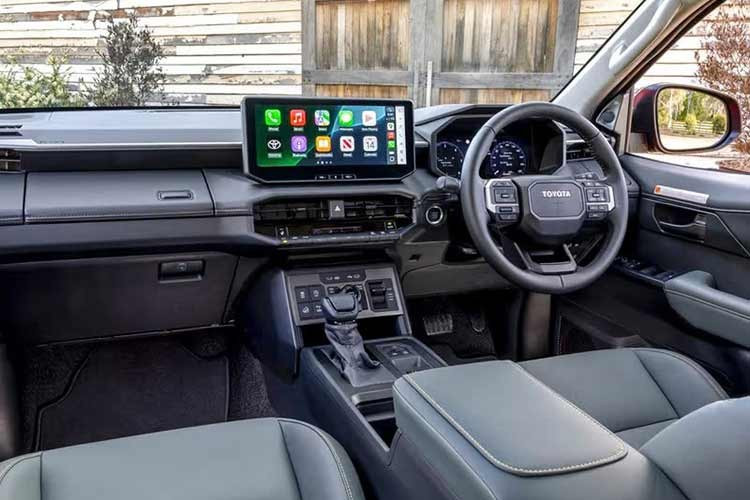 Không gian nội thất hứa hẹn mang đến một cuộc cách mạng thực sự để rũ bỏ vẻ ngoài có phần lạc hậu so với các đối thủ cùng phân khúc với thiết kế tương tự Hilux, lấy cảm hứng từ Land Cruiser Prado. Cabin mới dự kiến được trang bị màn hình đôi 12,3 inch dành cho bảng đồng hồ kỹ thuật số và hệ thống giải trí cảm ứng.