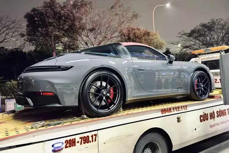 Porsche đã tinh chỉnh thiết kế ngoại thất của mẫu 911 với những chi tiết được lựa chọn kỹ lưỡng, phần lớn trong số đó nhằm cải thiện khí động học và hiệu suất tổng thể của xe thể thao. Đèn pha LED Matrix tiêu chuẩn của 911 được tích hợp xi nhan, loại bỏ đèn phụ phía trước và các hốc hút gió làm mát lớn hơn ở phần đầu xe.