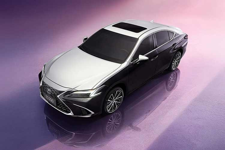Dù Lexus đã chính thức vén màn ES thế hệ thứ 8 nhưng phiên bản tiền nhiệm vẫn tiếp tục hiện diện tại thị trường Trung Quốc, nhằm duy trì sức hút thêm một thời gian trước khi bán thế hệ mới. Mới đây, hãng xe sang Nhật đã giới thiệu phiên bản đặc biệt Lexus ES 200 tiêu chuẩn. Được gọi bằng cái tên Moon Shadow, phiên bản đặc biệt cuối cùng này như lời chia tay dành cho Lexus ES thế hệ cũ ở thị trường tỷ dân.