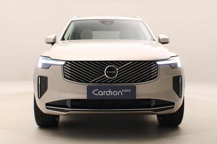 Với mức giá dự kiến 3,579 tỷ đồng, Volvo XC90 Ultra B5 đang tạo lợi thế lớn về chi phí sở hữu trước các đối thủ trực tiếp. Hiện tại, BMW X5 có giá không dưới 4 tỷ đồng cho VIN mới nhất, trong khi Audi Q7 có giá từ gần 3,8 tỷ đồng. Một mẫu xe sang khác cũng có cùng tầm giá là Lexus RX vừa được hạ giá khởi điểm còn chỉ 3,35 tỷ đồng.