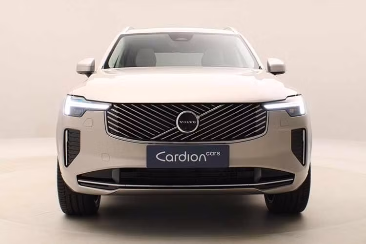 Với mức giá dự kiến 3,579 tỷ đồng, Volvo XC90 Ultra B5 đang tạo lợi thế lớn về chi phí sở hữu trước các đối thủ trực tiếp. Hiện tại, BMW X5 có giá không dưới 4 tỷ đồng cho VIN mới nhất, trong khi Audi Q7 có giá từ gần 3,8 tỷ đồng. Một mẫu xe sang khác cũng có cùng tầm giá là Lexus RX vừa được hạ giá khởi điểm còn chỉ 3,35 tỷ đồng.