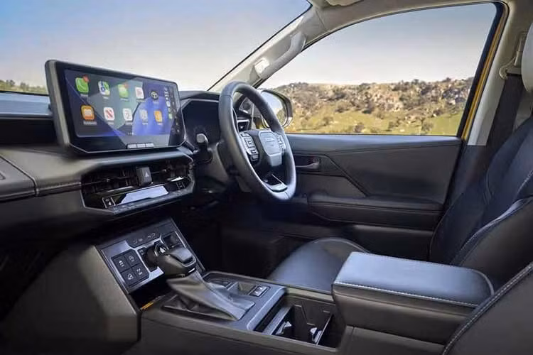 Toyota cũng sẽ đưa lên mẫu SUV 3 hàng ghế này hàng loạt tiện nghi cao cấp như ghế trước chỉnh điện tích hợp thông gió, điều hòa tự động, sạc không dây, camera 360 độ và gói công nghệ an toàn chủ động ADAS...