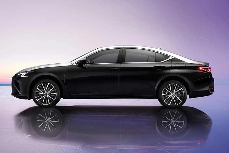 Dù nằm ở vị trí thấp nhất trong hệ thống phân cấp của dòng Lexus ES xét về cả giá bán lẫn hiệu năng, phiên bản đặc biệt Moon Shadow lại được tạo hình để trông cao cấp hơn hẳn. Điểm nhấn của Lexus ES 200 Moon Shadow nằm ở lớp sơn ngoại thất hai tông màu gợi nhớ đến những mẫu xe sang trọng mang thương hiệu Maybach và Rolls-Royce.