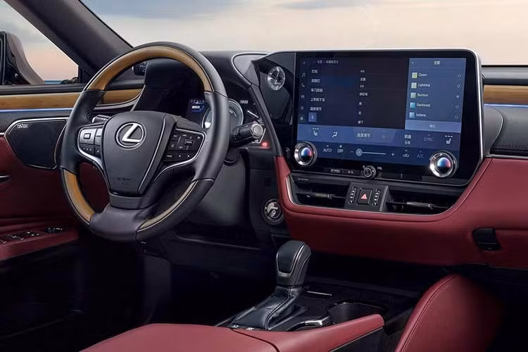 Lexus hiện chưa công bố hình ảnh khoang nội thất của ES 200 Moon Shadow. Tuy nhiên, sẽ không bất ngờ nếu xe vẫn duy trì các trang bị của Lexus ES 200 thông thường. Ở bản tiêu chuẩn này, xe sở hữu màn hình giải trí trung tâm 14 inch và bảng đồng hồ kỹ thuật số 7 inch. Những trang bị tiêu chuẩn khác gồm ghế trước có sưởi/làm mát/chỉnh điện 8 hướng kèm hỗ trợ thắt lưng, hệ thống đèn viền nội thất, dàn âm thanh 10 loa và camera 360 độ.