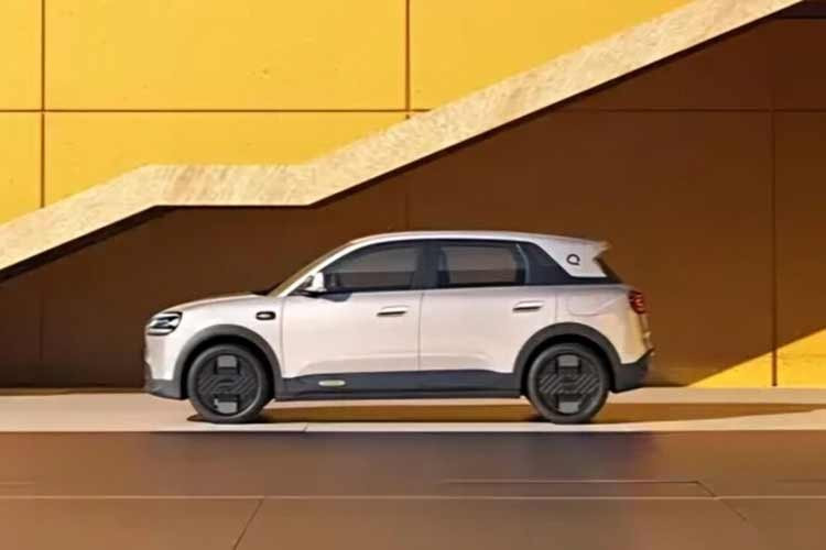 Chery QQ3 EV mang ngôn ngữ thiết kế mới với cụm đèn trước và sau hình bầu dục cỡ lớn, tay nắm cửa bán ẩn và cột D hơi nghiêng tạo dáng vẻ năng động. Kích thước tổng thể Dài x Rộng x Cao đạt 4.195 x 1.811 x 1.569(mm), chiều dài cơ sở 2.700mm. So với Geely EX2, mẫu xe này dài hơn 60mm, rộng hơn 6mm và thấp hơn 1mm.