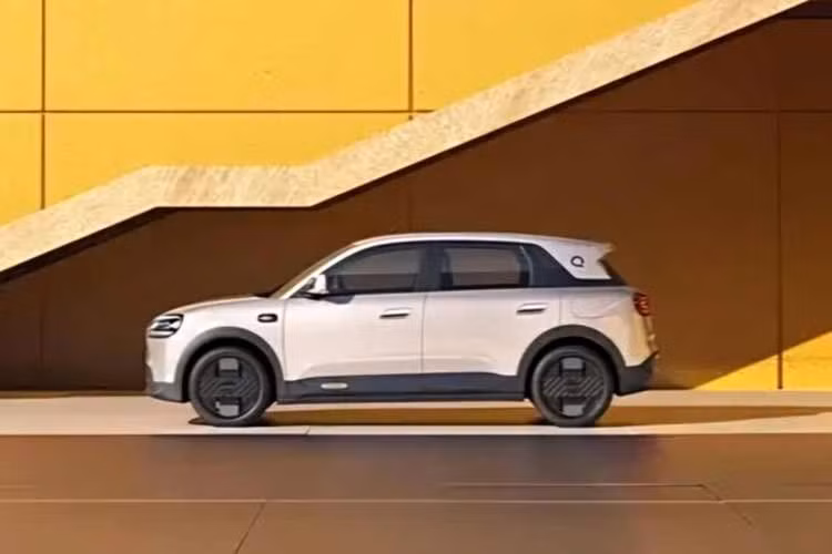 Chery QQ3 EV mang ngôn ngữ thiết kế mới với cụm đèn trước và sau hình bầu dục cỡ lớn, tay nắm cửa bán ẩn và cột D hơi nghiêng tạo dáng vẻ năng động. Kích thước tổng thể Dài x Rộng x Cao đạt 4.195 x 1.811 x 1.569(mm), chiều dài cơ sở 2.700mm. So với Geely EX2, mẫu xe này dài hơn 60mm, rộng hơn 6mm và thấp hơn 1mm.