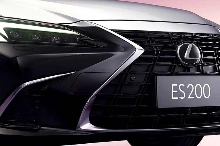 Lưới tản nhiệt hình con suốt đặc trưng được hoàn thiện bằng màu đen Obsidian Black kết hợp các chi tiết mạ crôm. Thiết kế này đồng bộ với các viền trang trí quanh hốc hút gió trên cản trước và ốp phía sau. Ngoài ra, mẫu sedan dài 4.975 mm này còn sử dụng bộ mâm hợp kim cao cấp 18 inch hai tông màu.