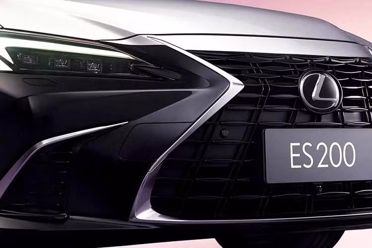 Lưới tản nhiệt hình con suốt đặc trưng được hoàn thiện bằng màu đen Obsidian Black kết hợp các chi tiết mạ crôm. Thiết kế này đồng bộ với các viền trang trí quanh hốc hút gió trên cản trước và ốp phía sau. Ngoài ra, mẫu sedan dài 4.975 mm này còn sử dụng bộ mâm hợp kim cao cấp 18 inch hai tông màu.