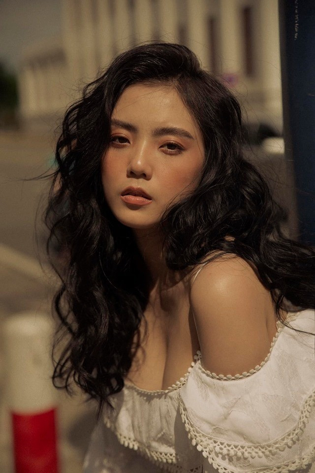 Trước khi đến với Christopher Huỳnh, Lâm Á Hân từng công khai hẹn hò chủ shop thời trang có tiếng ở TP.HCM. Hiện tại, khi đã là mẹ 3 con, Lâm Á Hân vẫn được khen ngợi có ngoại hình trẻ trung. Bên cạnh công việc chính là kinh doanh, cô nàng thỉnh thoảng tham gia chụp hình, quay MV, đóng phim ngắn hoặc diễn kịch. Trên trang cá nhân, cựu hot girl thường xuyên đăng tải những khoảnh khắc ngọt ngào bên gia đình. Ảnh: @hanie.lam/Instagram.