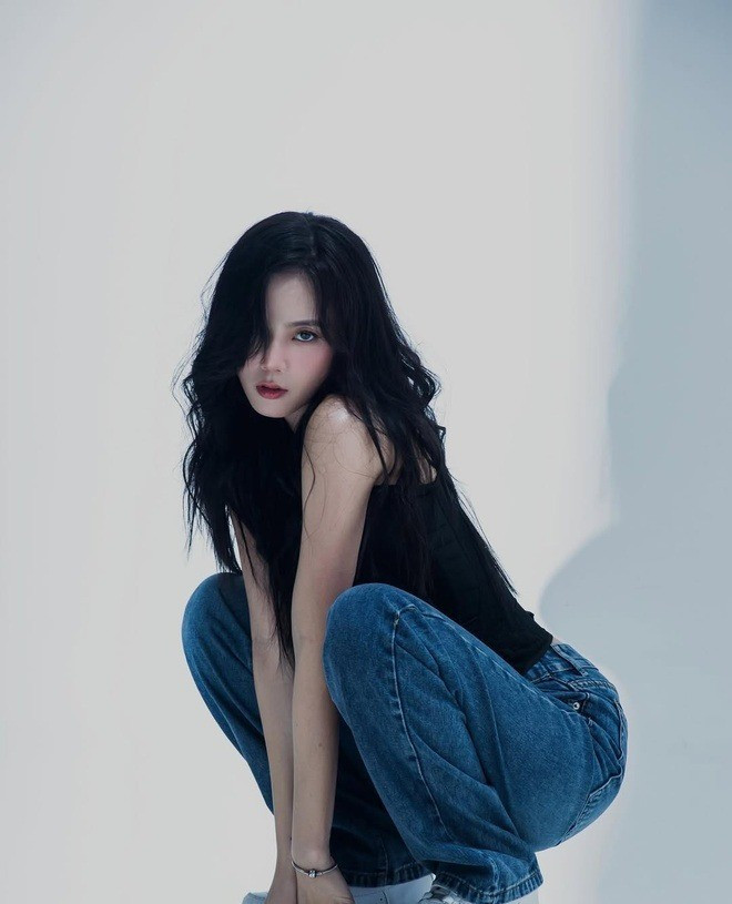 Lâm Á Hân được quyền nuôi con gái, còn chồng cũ chăm sóc con trai cả. Tuy nhiên, sau này, vì lo cho cuộc sống của con trai, cô đã giành lại quyền nuôi bé.