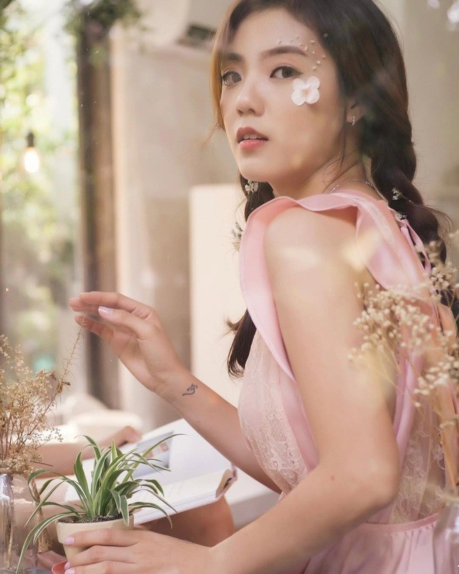 Đầu năm 2016, Lâm Á Hân thông báo kết hôn với DJ, rapper Phạm Hồng Hải và sinh con trai đầu lòng. Tuy nhiên, đến cuối năm, cô bất ngờ livestream đấu tố chồng và tiến hành thủ tục ly hôn vì nửa kia ngoại tình.