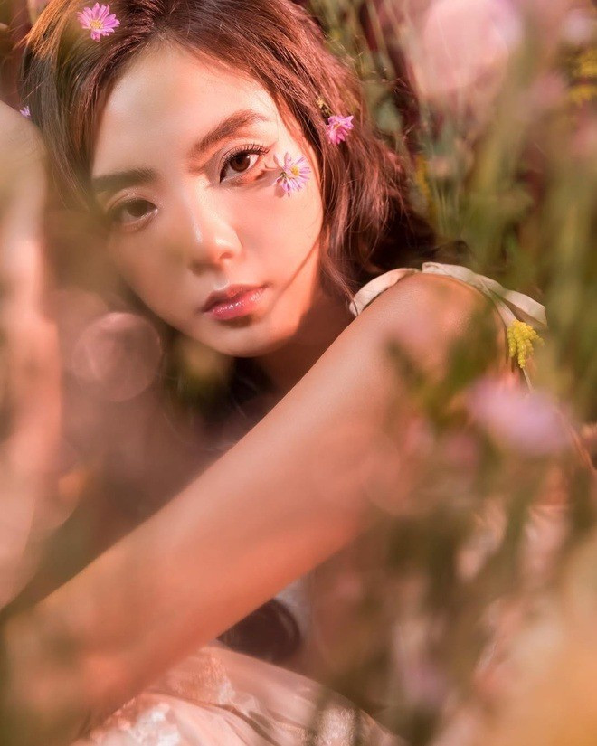 Lâm Á Hân cũng từng được chú ý với mối tình dài 6 năm với một nam thành viên cùng nhóm. Sau khi chia tay, cô dần rút lui và ít xuất hiện trong các sản phẩm chung.