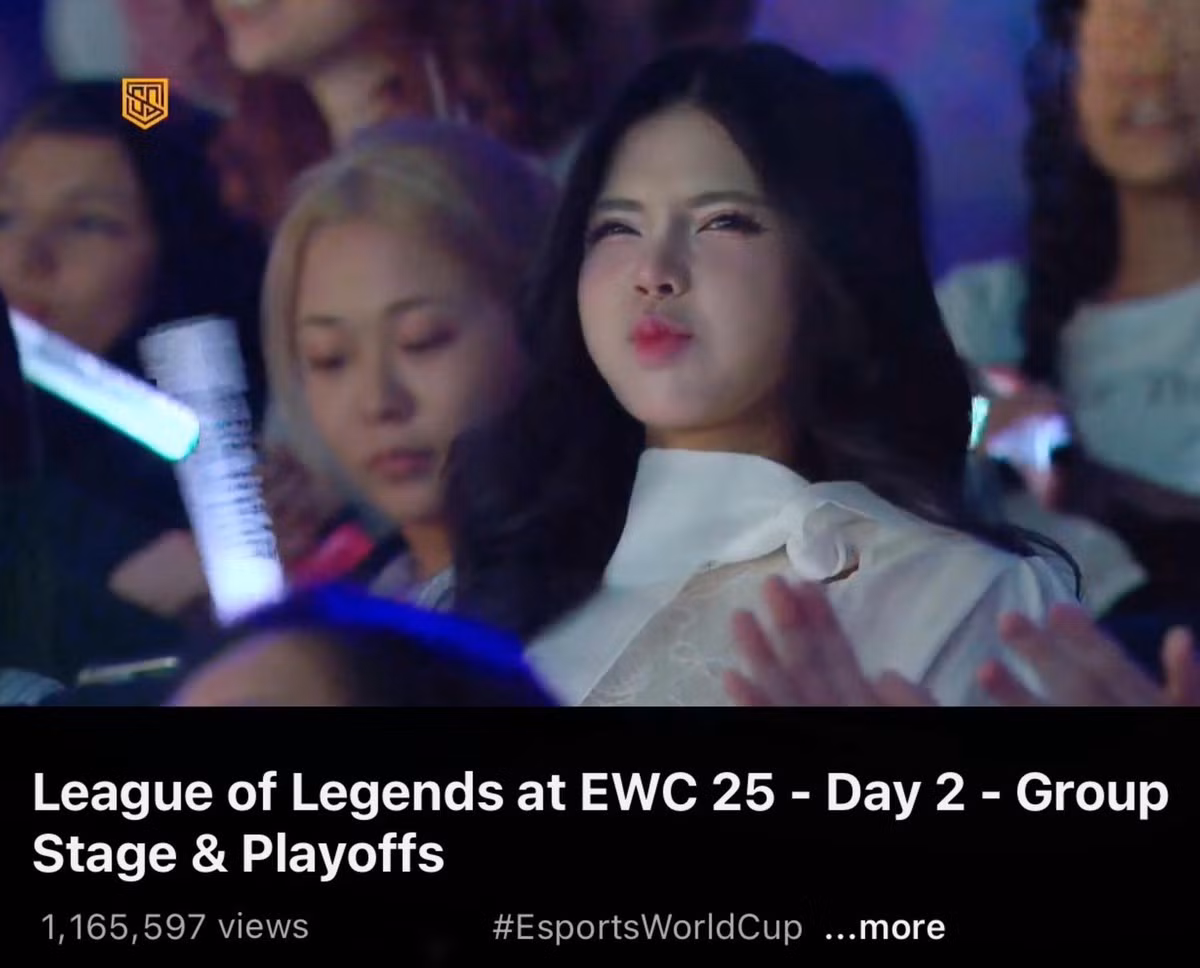 Nhiều bình luận từ người hâm mộ quốc tế đã bày tỏ sự trầm trồ trước vẻ đẹp mềm mại, duyên dáng nhưng không kém phần nổi bật của áo dài mà Mai Dora diện tại Esports World Cup.