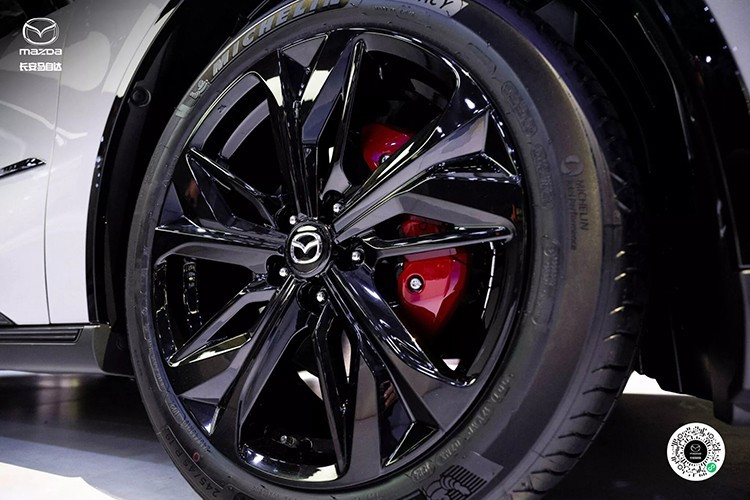 Mazda đã lắng nghe phản hồi của người dùng và đưa ra câu trả lời. Liên doanh giữa Mazda và hãng xe Trung Quốc Changan đã cùng phát triển EZ-6 Sports Edition dành cho thị trường hàng xóm của Việt Nam. Phiên bản này nổi bật với các chi tiết ngoại thất đen bóng, bao gồm cả mâm hợp kim 19 inch, và cùm phanh màu đỏ.