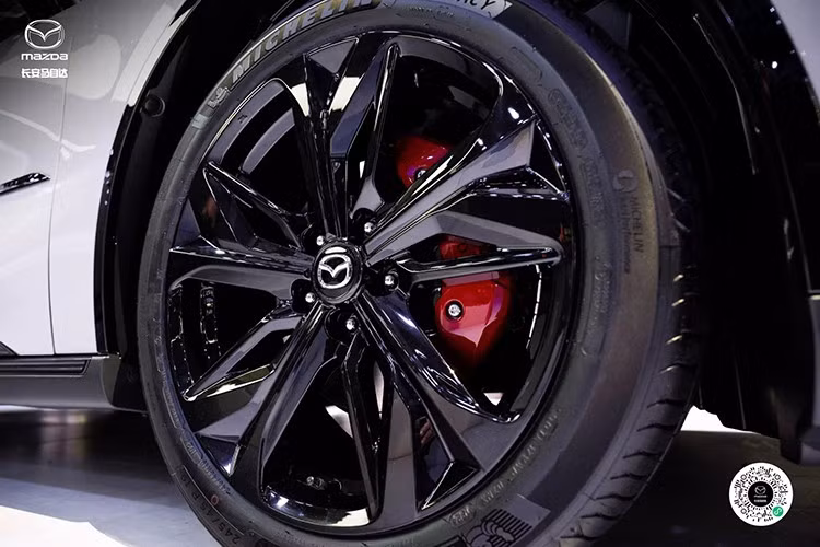 Mazda đã lắng nghe phản hồi của người dùng và đưa ra câu trả lời. Liên doanh giữa Mazda và hãng xe Trung Quốc Changan đã cùng phát triển EZ-6 Sports Edition dành cho thị trường hàng xóm của Việt Nam. Phiên bản này nổi bật với các chi tiết ngoại thất đen bóng, bao gồm cả mâm hợp kim 19 inch, và cùm phanh màu đỏ.