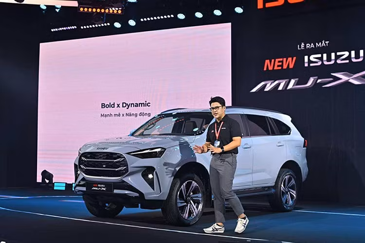 Điểm sáng duy nhất trong top là Isuzu mu-X với 32 xe bán ra, tăng vọt 146.2% so với tháng liền trước. Có lẽ chính sách giảm giá sâu "xả" hàng bản cũ để đón bản nâng cấp giữa vòng đời vào đầu tháng 6 chính là đòn bẩy chủ đạo giúp mu-X tăng trưởng doanh số mạnh trong tháng vừa qua.