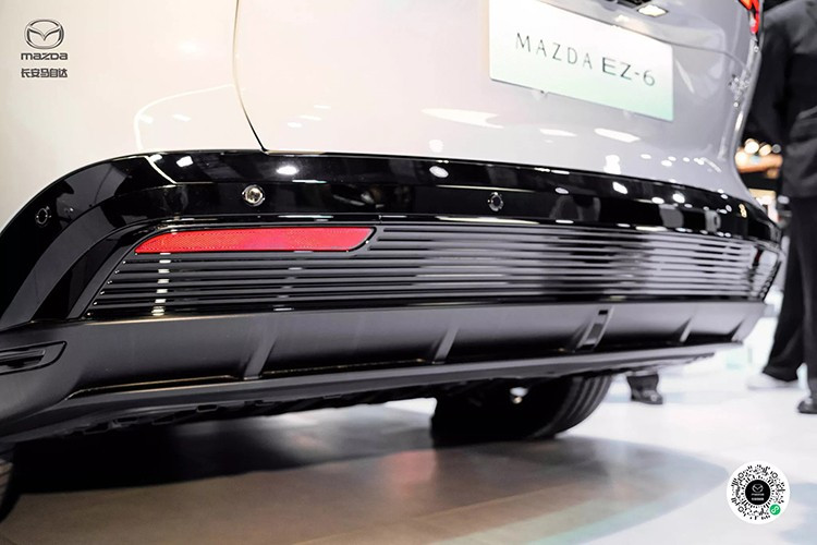 So với bản thường, Mazda EZ-6 Sports Edition bản đặc biệt trông sắc sảo và thể thao hơn trước. Bản thường của mẫu xe này vốn đã có thiết kế bóng bẩy và nội thất tinh tế, nhưng vẫn thiếu đi chất thể thao.