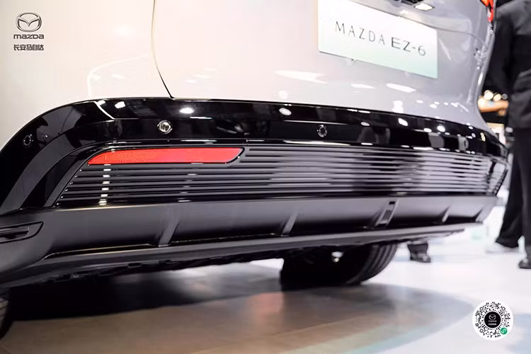 So với bản thường, Mazda EZ-6 Sports Edition bản đặc biệt trông sắc sảo và thể thao hơn trước. Bản thường của mẫu xe này vốn đã có thiết kế bóng bẩy và nội thất tinh tế, nhưng vẫn thiếu đi chất thể thao.